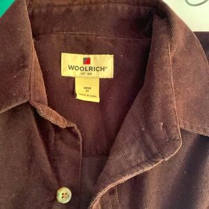 Nice rich brown men’s medium. Two front button pockets at chest.